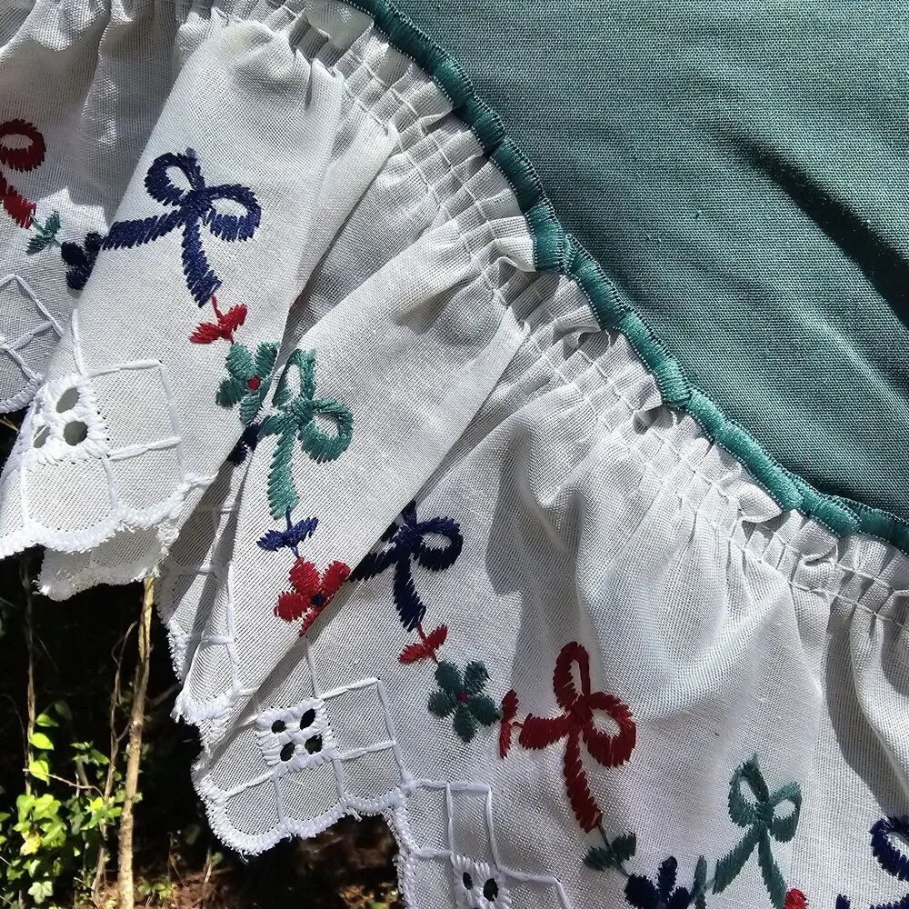 Vintage 1990s Dark Green Christmas Ruffled Valance – Eyelet Lace Bows - New